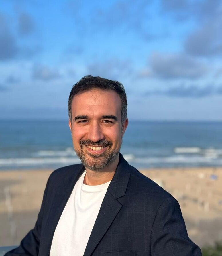 Isaac Palomares, psicólogo, frente al mar